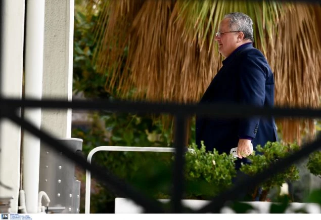 Ο Νίκος Κοτζιάς, χωρίς γραβάτα, επέστρεψε σήμερα στο υπουργείο Εξωτερικών